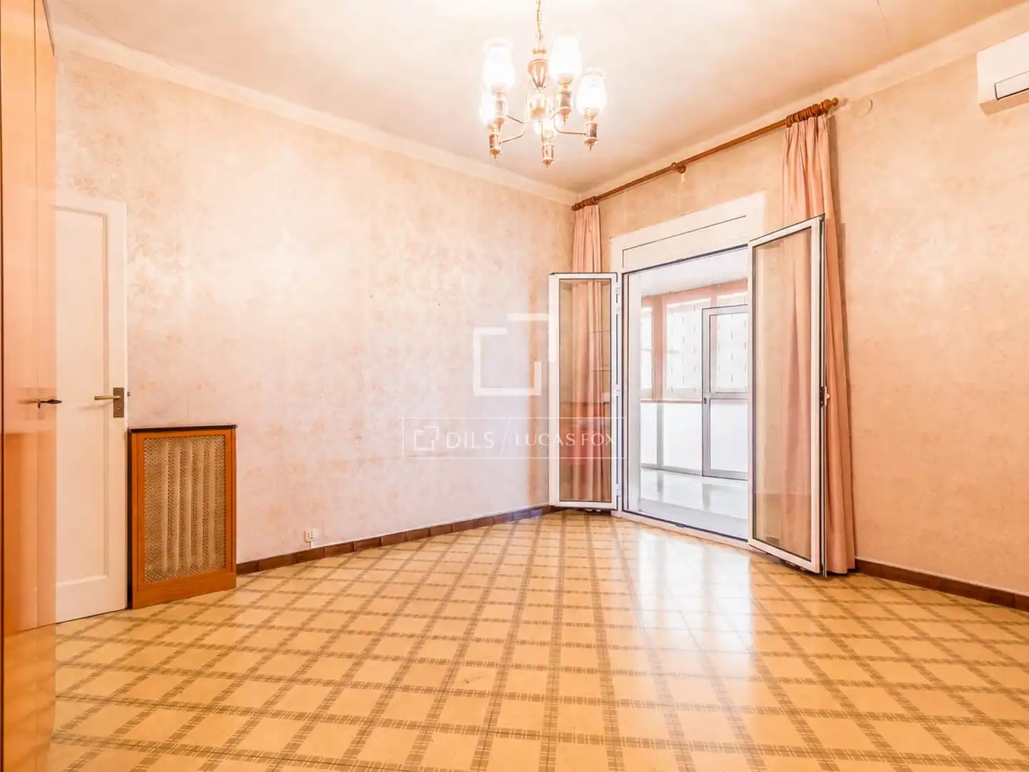 Wohnung zum Verkauf in Barcelona mit Klimaanlage, Privatgarten und Terrasse
