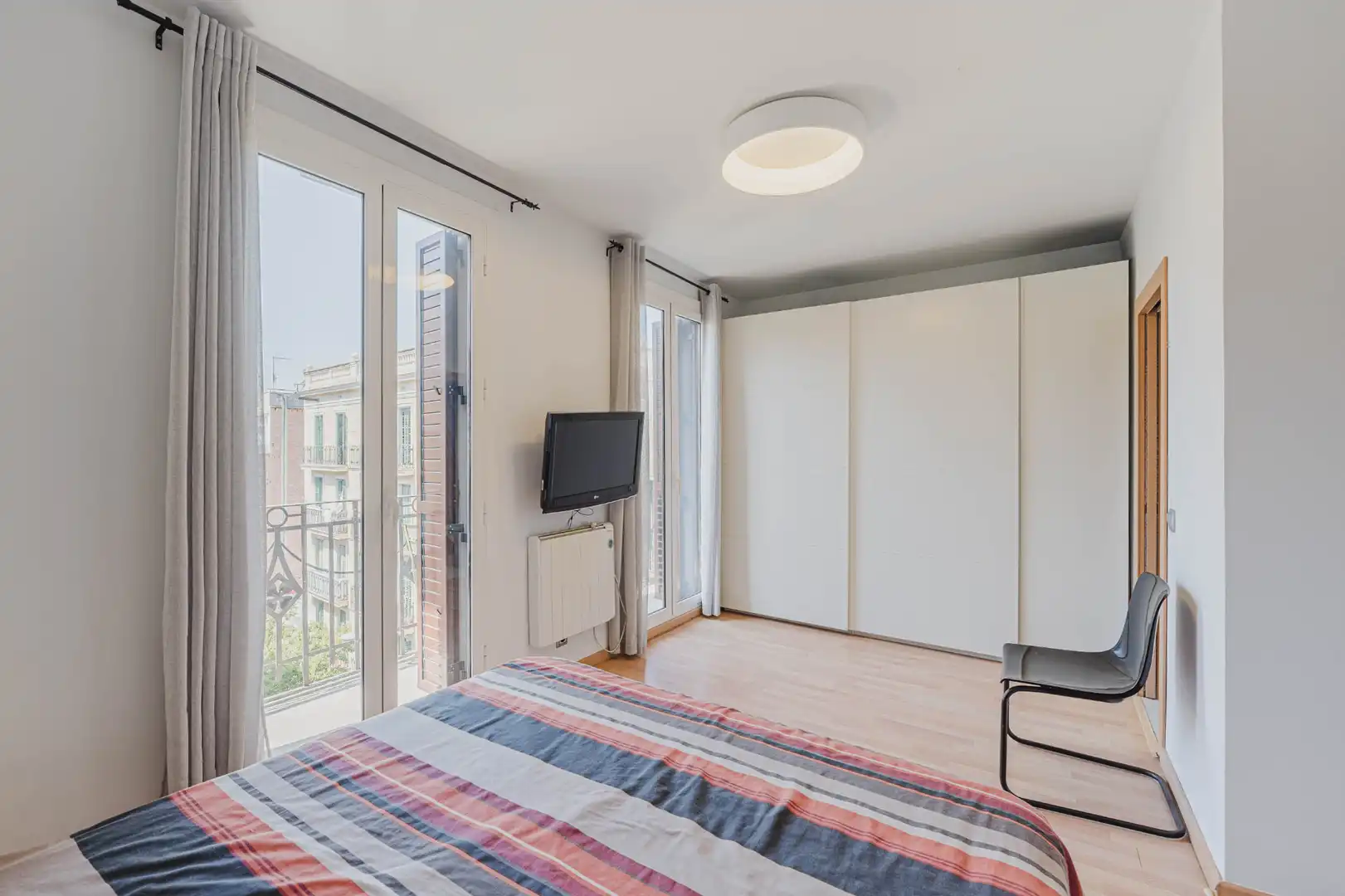 Schlafzimmer von Wohnung zum Verkauf in Barcelona mit Klimaanlage, Heizung und Ofen
