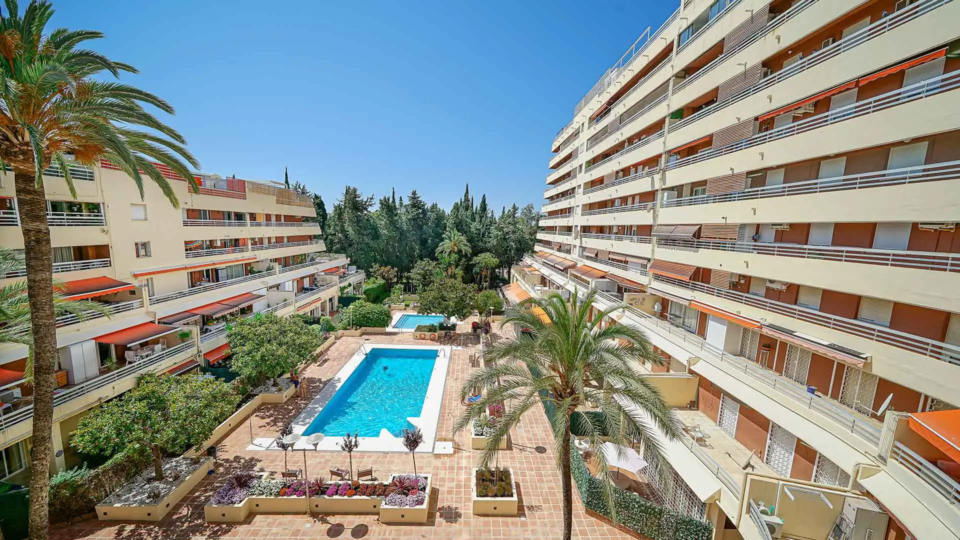 Vista exterior de Àtic en venda en Marbella amb Aire condicionat, Terrassa i Traster