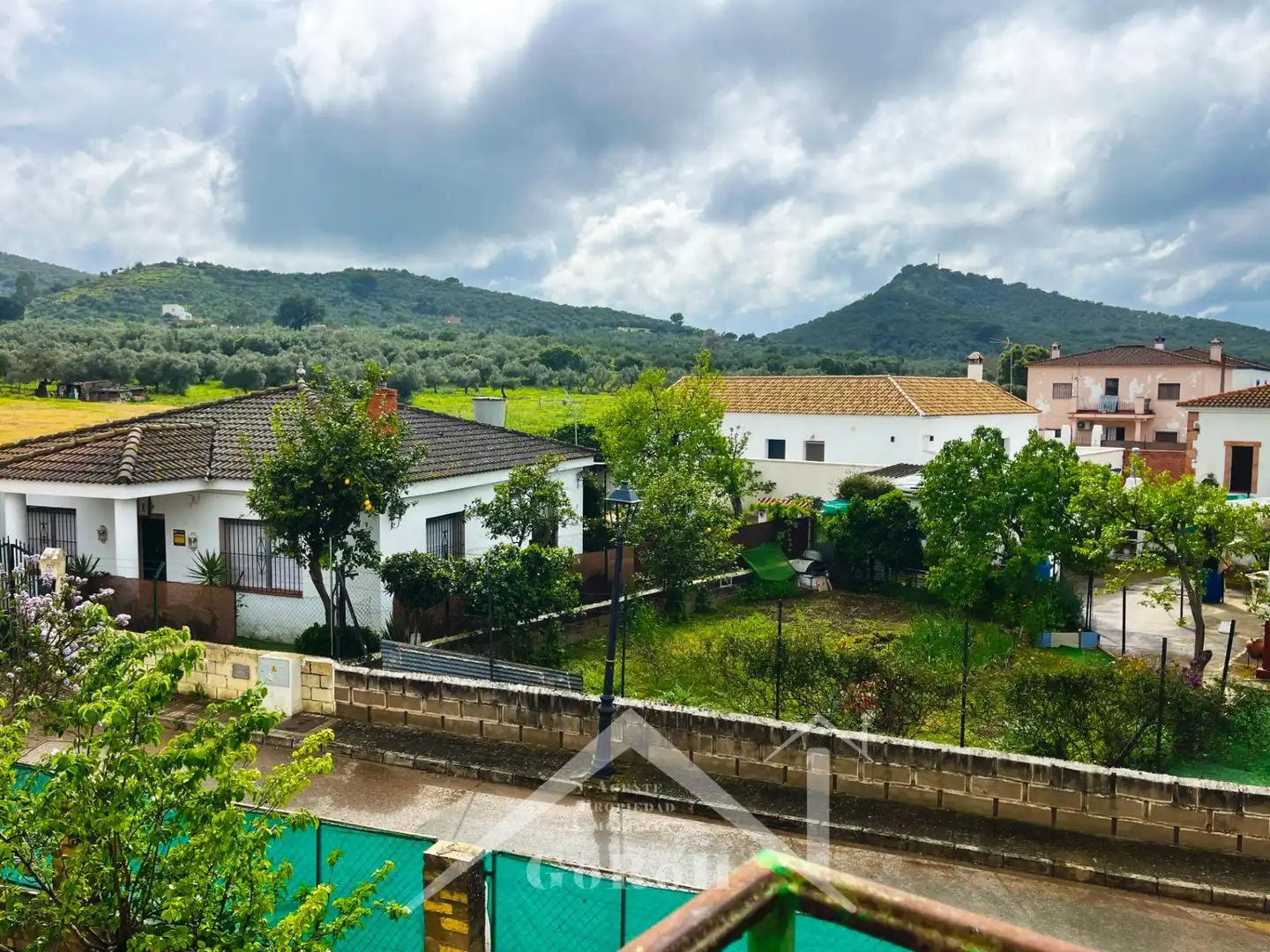 Vista exterior de Casa o xalet en venda en Almadén de la Plata amb Jardí privat, Terrassa i Traster