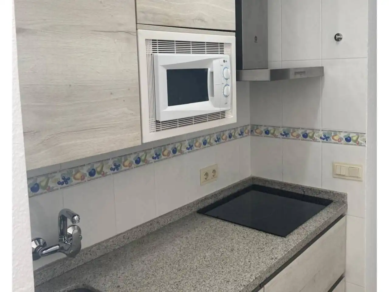 Cuina de Apartament de lloguer en Almuñécar amb Terrassa i Moblat
