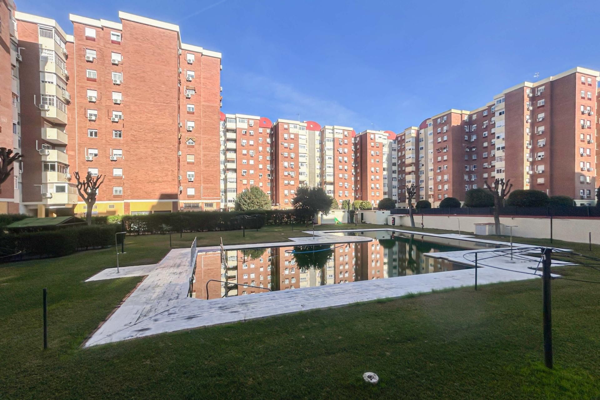 Swimming pool of Flat for sale in  Sevilla Capital  with Air Conditioner, Terrace and Community pool