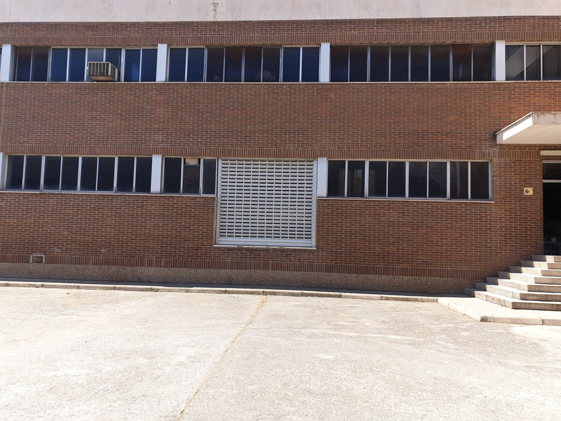 Vista exterior de Nau industrial en venda en Leganés