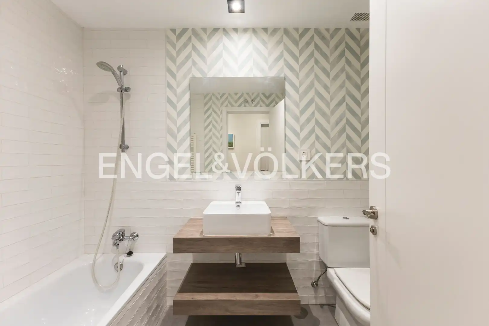 Bathroom of Apartments for sale in Madrid  with Air Conditioner, Heating and Private garden