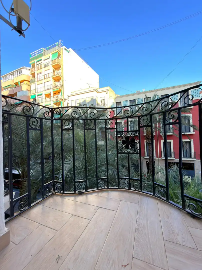 Flat with terrace for sale in Calle de San Vicente, imagen 2