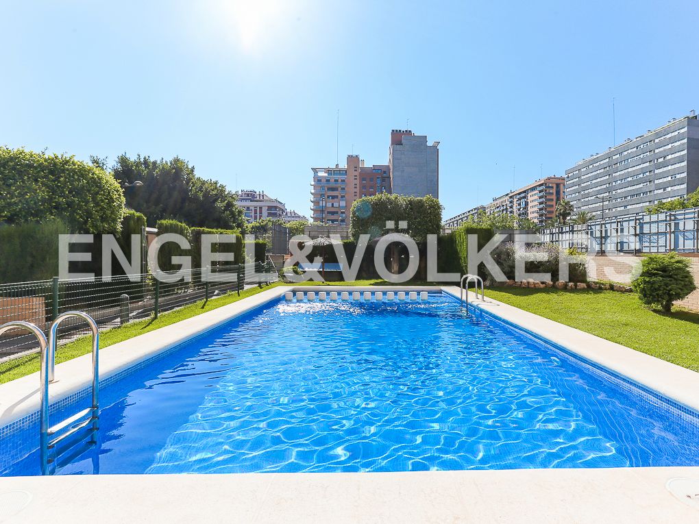 Swimming pool of Flat for rent in  Valencia Capital  with Heating, Private garden and Parquet flooring