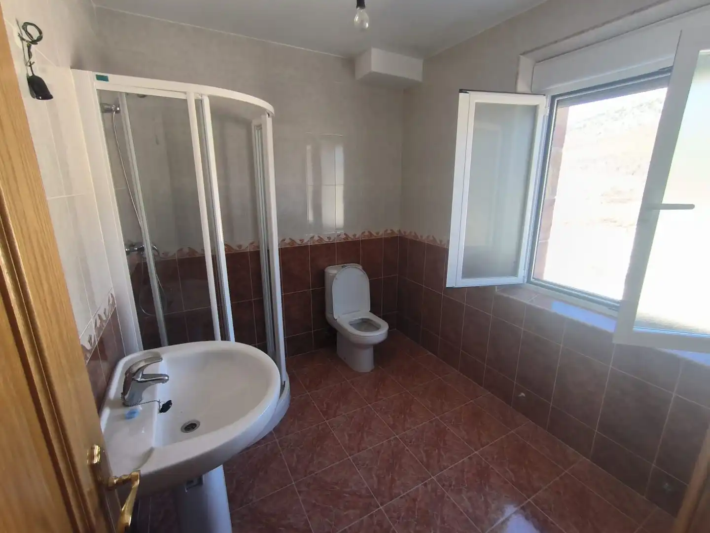 Bathroom of Houses for sale in Mamolar  with Heating, Private garden and Parquet flooring