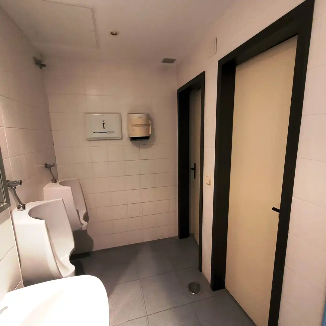 Baño de Local de alquiler en Madrid con Aire acondicionado, Calefacción y Alarma