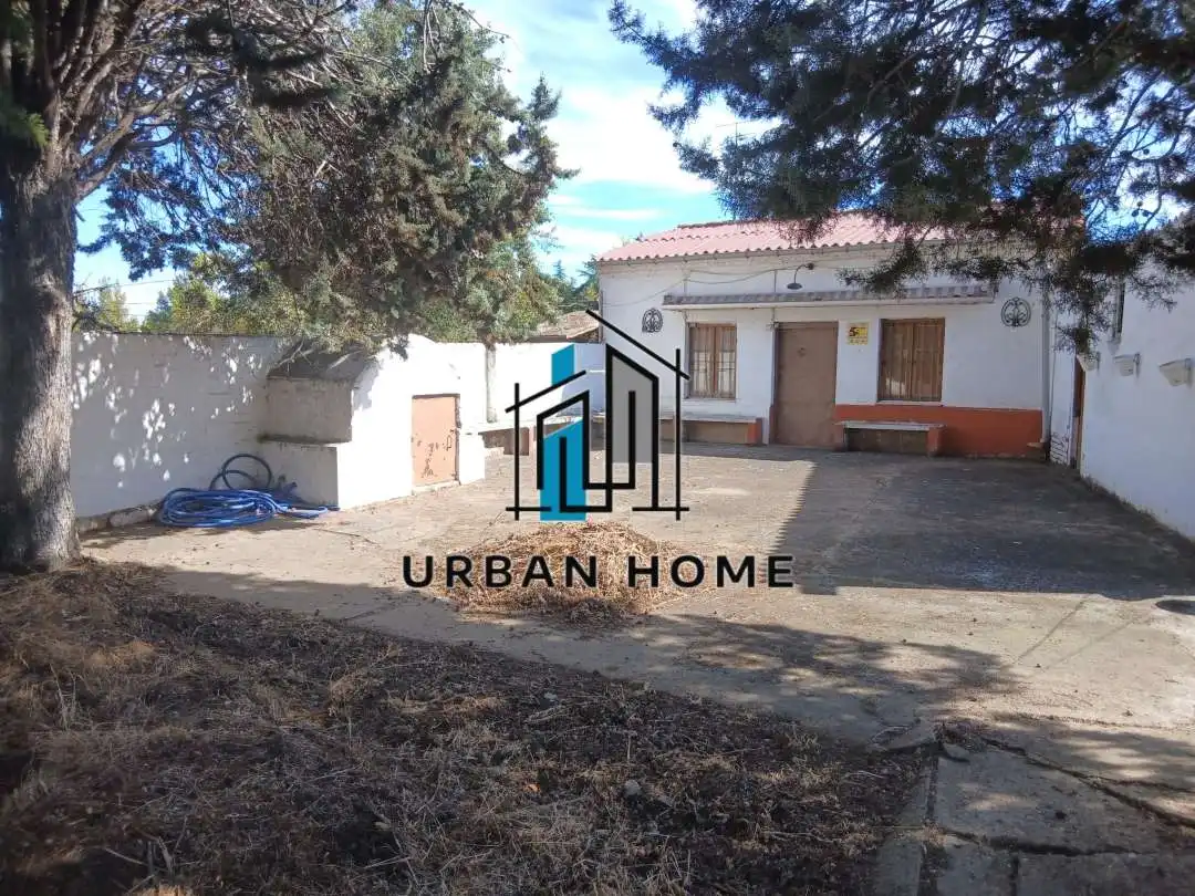 Vista exterior de Casa o xalet en venda en León Capital  amb Calefacció i Jardí privat