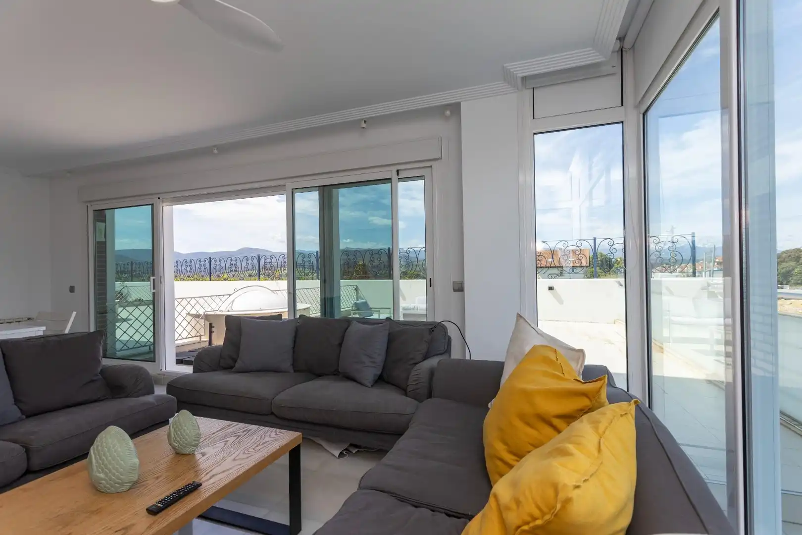 Sala de estar de Piso en venta en San Vicente de la Barquera con Calefacción, Terraza y Piscina comunitaria