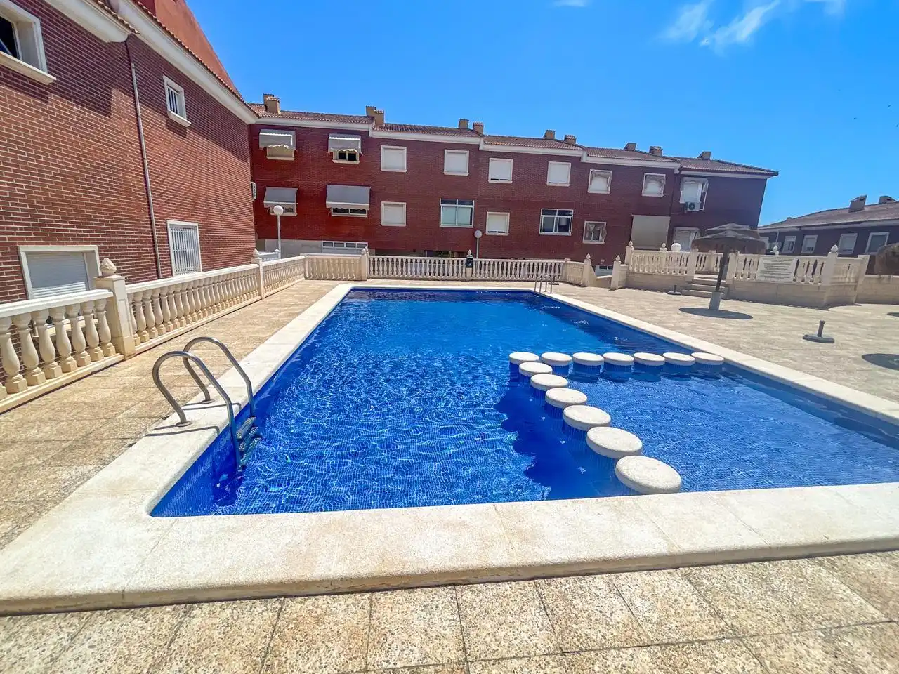 Schwimmbecken von Einfamilien-Reihenhaus zum Verkauf in Santa Pola mit Klimaanlage, Privatgarten und Terrasse