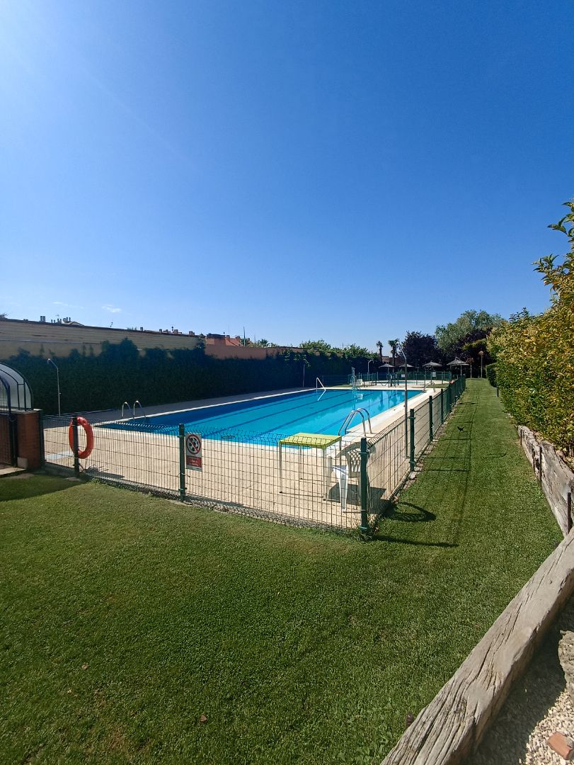 Swimming pool of Flat to rent in Boadilla del Monte  with Air Conditioner, Heating and Parquet flooring