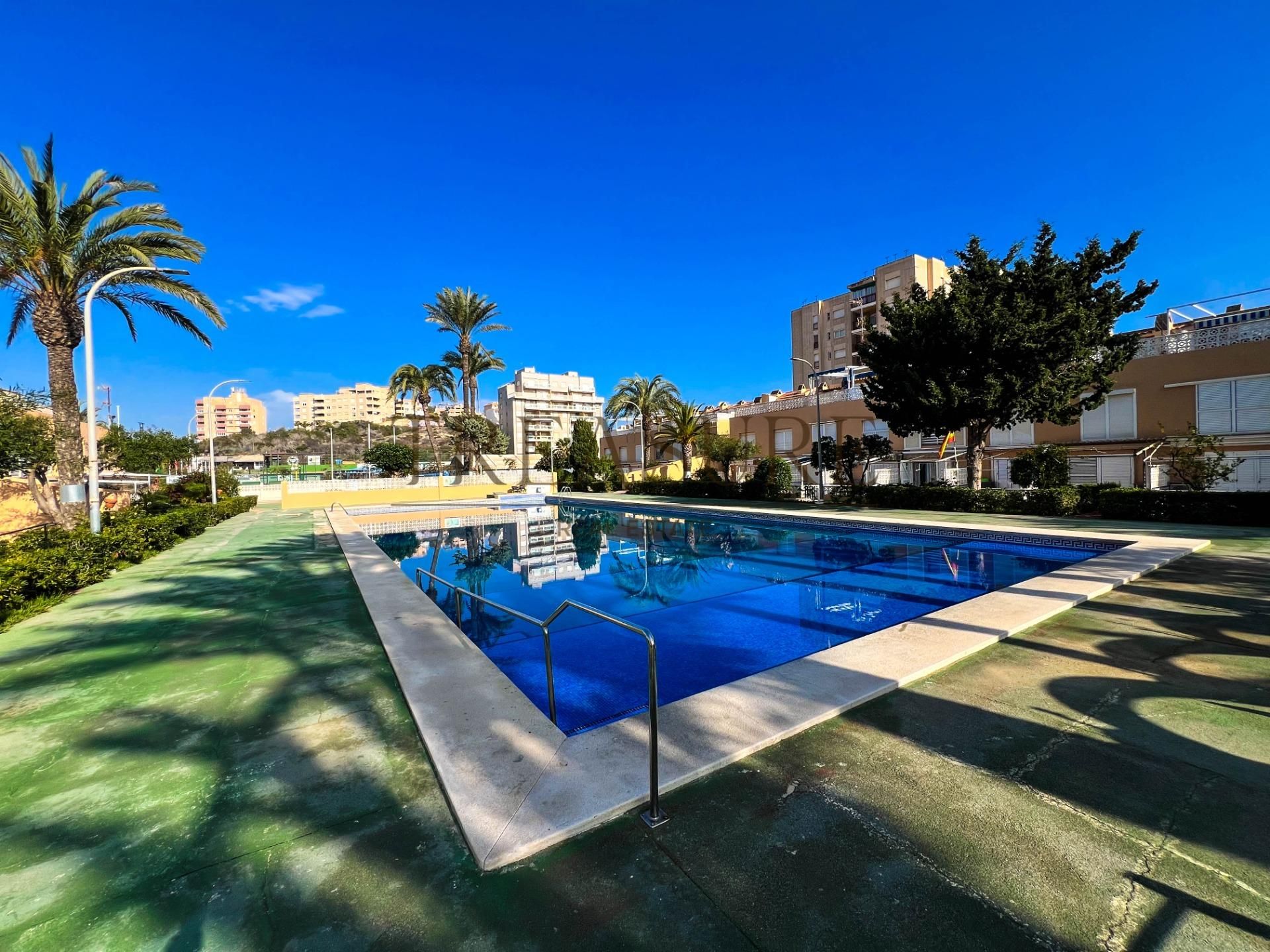 Piscina de Pis en venda en La Manga del Mar Menor amb Terrassa i Piscina comunitària