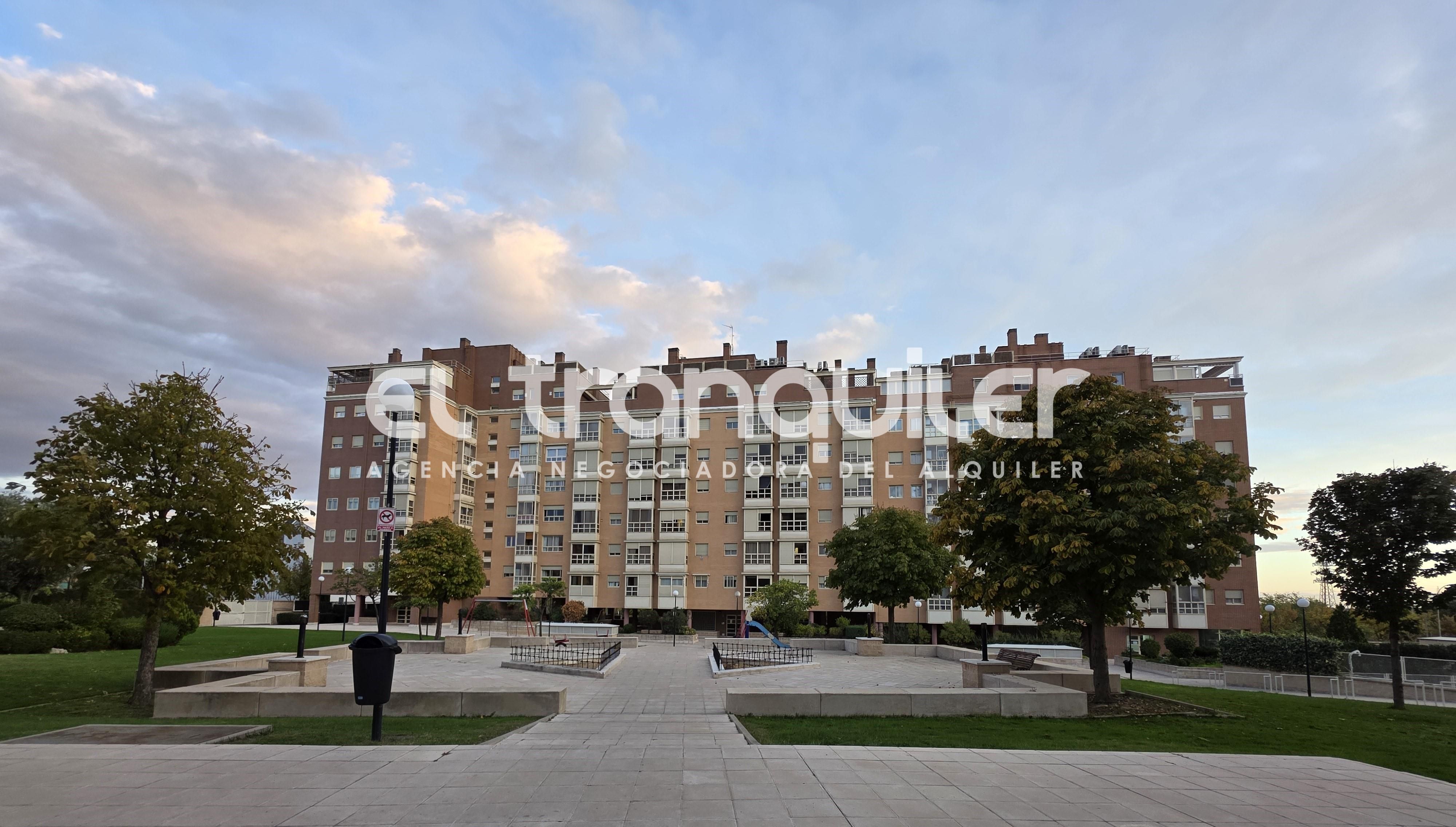 Exterior view of Flat to rent in  Madrid Capital  with Air Conditioner, Storage room and Swimming Pool