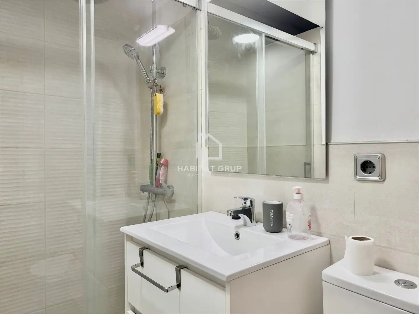 Badezimmer von Wohnung zum Verkauf in Girona mit Heizung, Privatgarten und Abstellraum