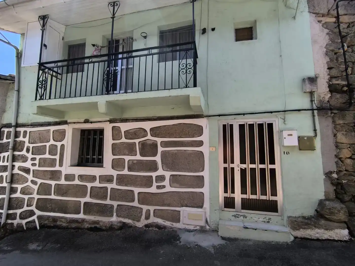 Vista exterior de Casa adosada en venda en Vilardevós amb Balcó