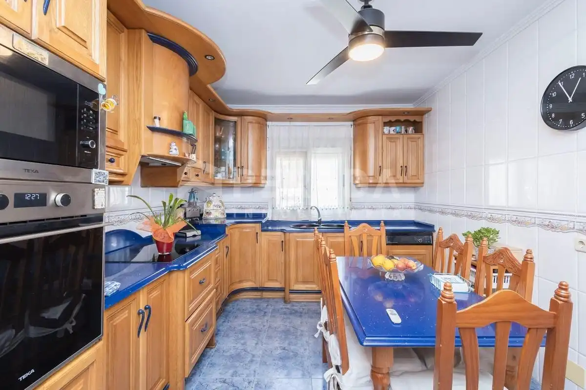 Cocina de Casa o chalet en venta en Roquetas de Mar con Aire acondicionado, Jardín privado y Terraza