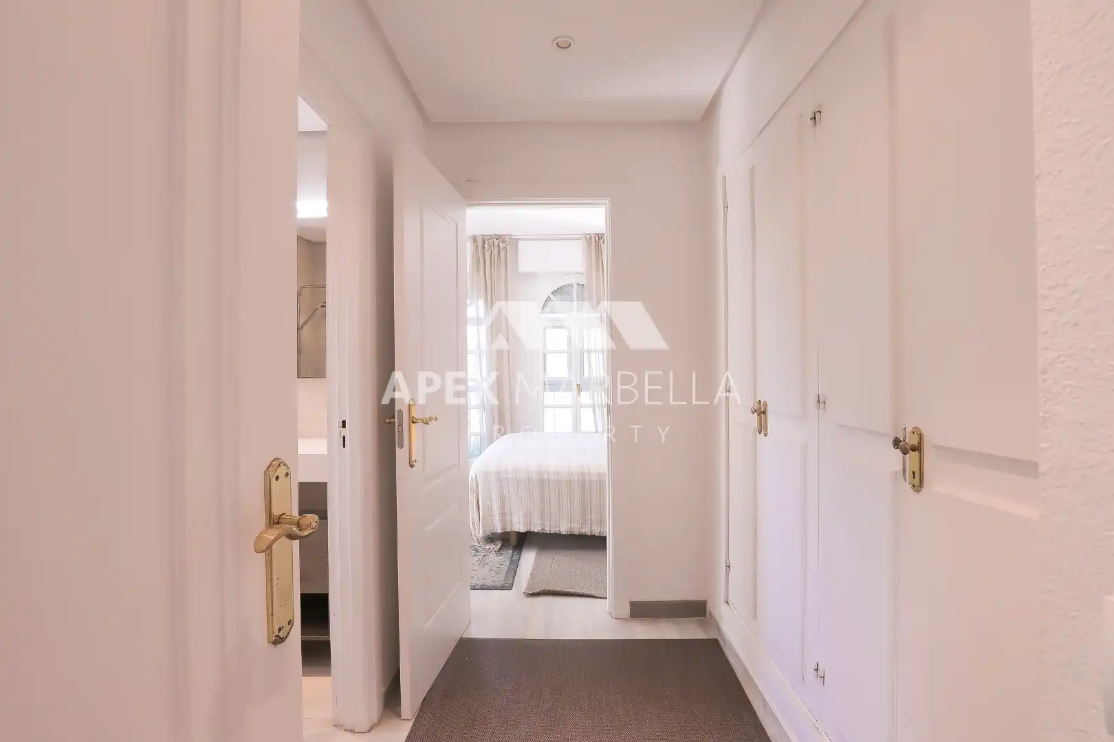 Wohnung zum Verkauf in Marbella mit Klimaanlage, Terrasse und Möbliert