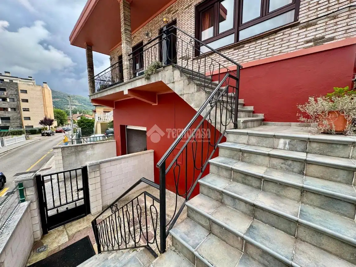 Vista exterior de Casa o xalet en venda en El Astillero   amb Calefacció, Parquet i Terrassa