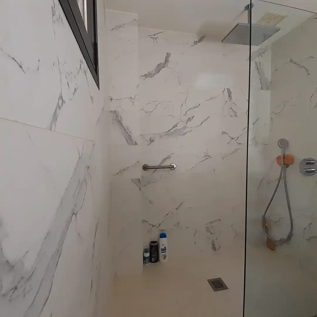 Badezimmer von Einfamilien-Reihenhaus zum Verkauf in Esteribar mit Heizung, Privatgarten und Terrasse