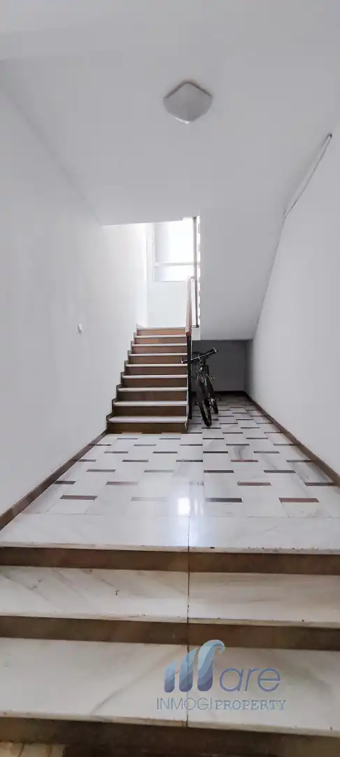 Wohnung zum Verkauf in Granada mit Klimaanlage, Privatgarten und Terrasse