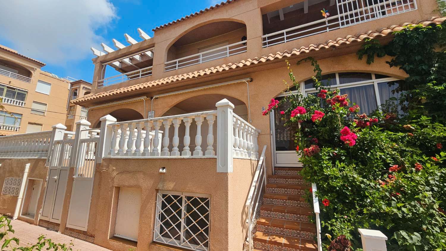 Vista exterior de Casa o xalet en venda en Torrevieja amb Terrassa, Traster i Piscina