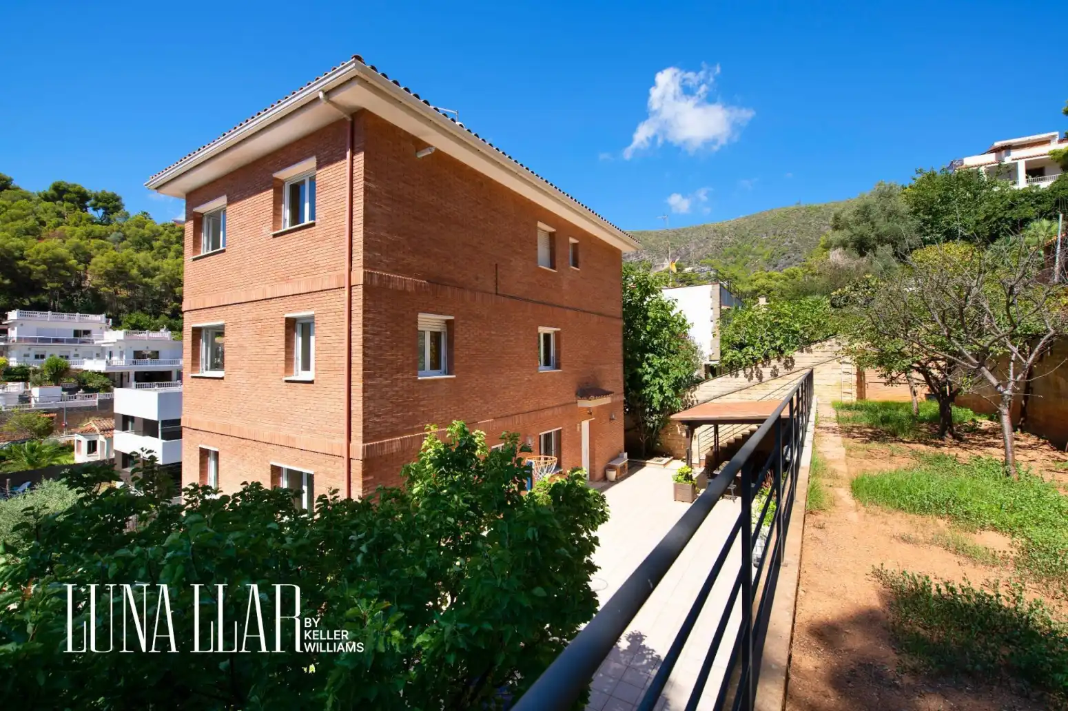 Vista exterior de Casa o xalet en venda en Castelldefels amb Calefacció, Terrassa i Balcó