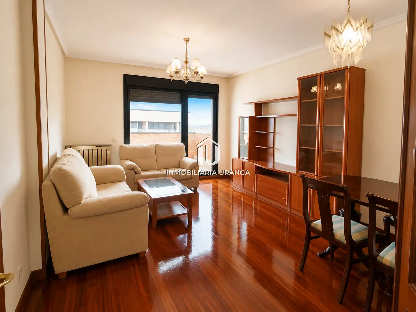 Sala de estar de Piso en venta en Castro-Urdiales con Calefacción, Terraza y Piscina comunitaria