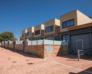 Vista exterior de Casa o xalet en venda en Ávila Capital amb Terrassa