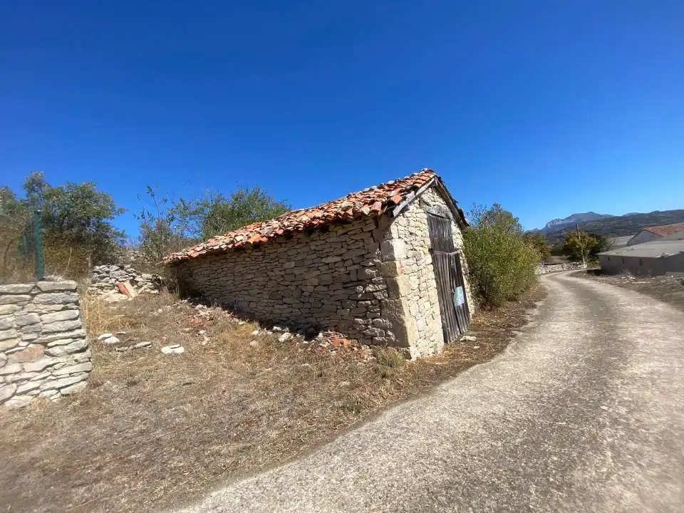 Außenansicht von Fabrikhallen zum Verkauf in Valle de Losa