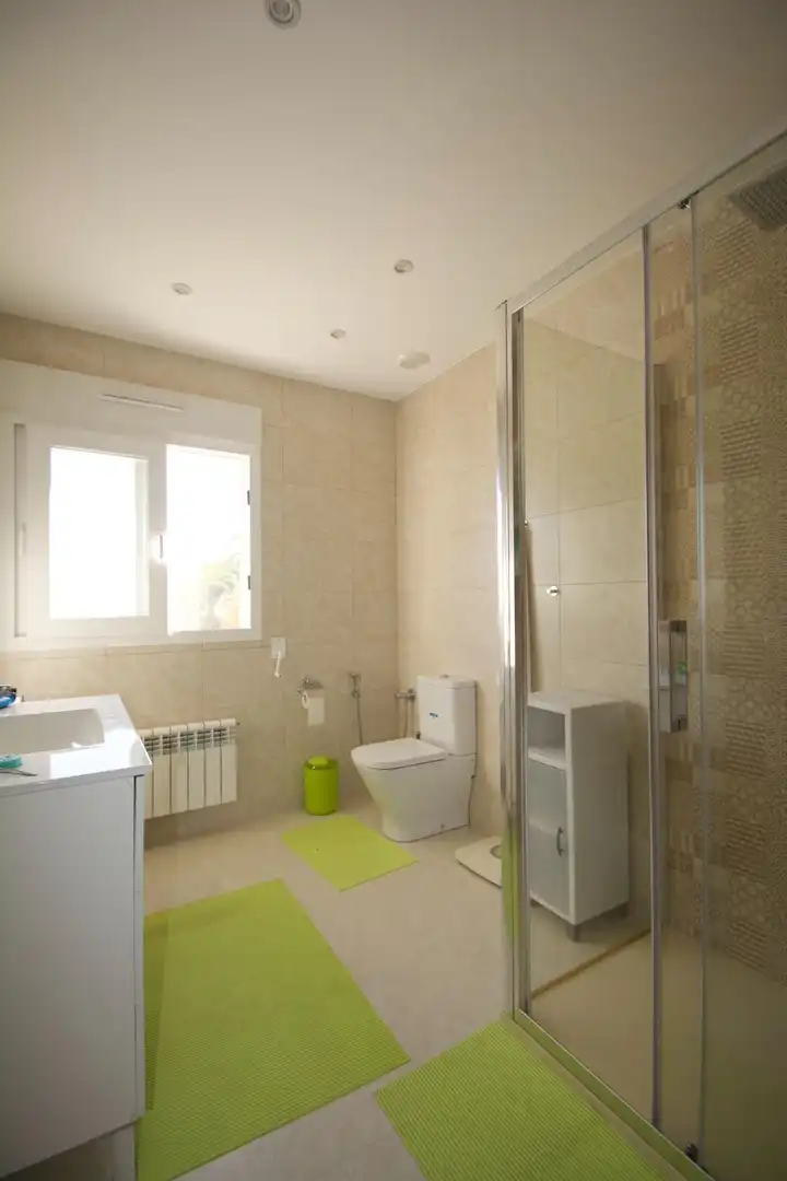 Badezimmer von Haus oder Chalet zum Verkauf in Orihuela mit Klimaanlage, Heizung und Privatgarten