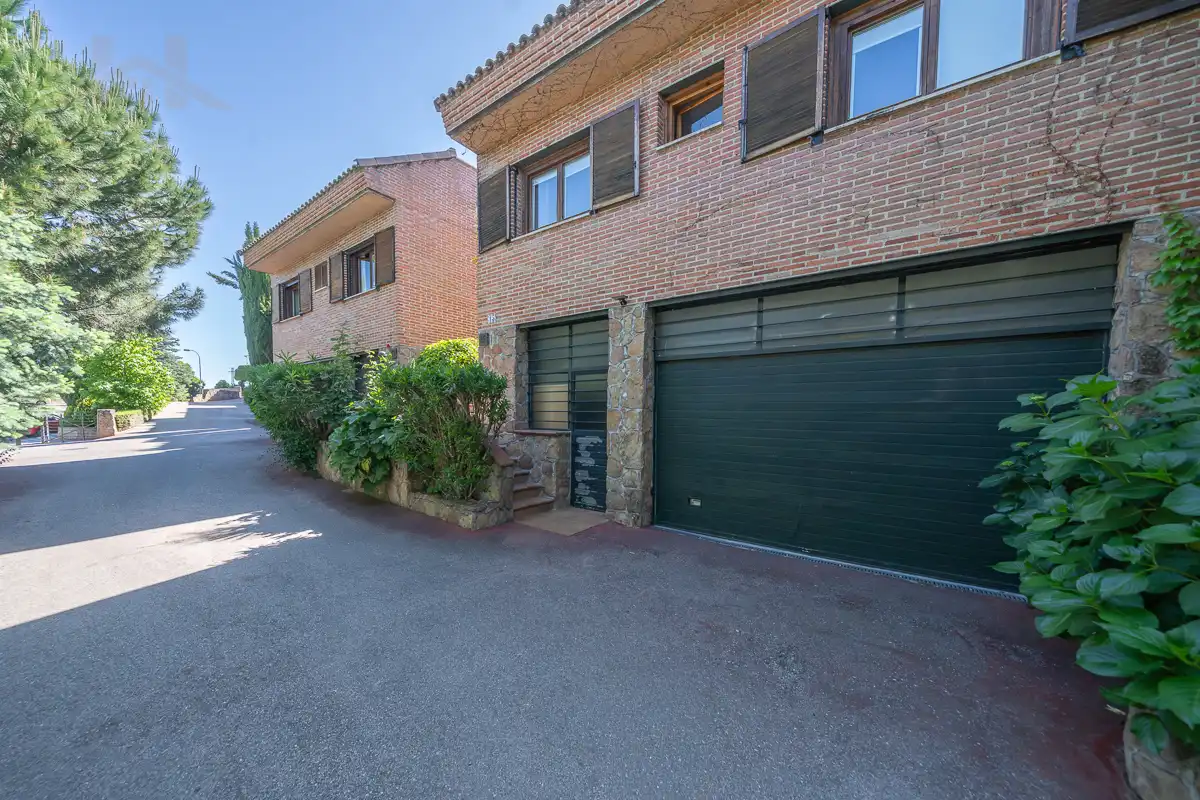 Vista exterior de Casa adosada en venta en Torrelodones con Aire acondicionado, Calefacción y Jardín privado