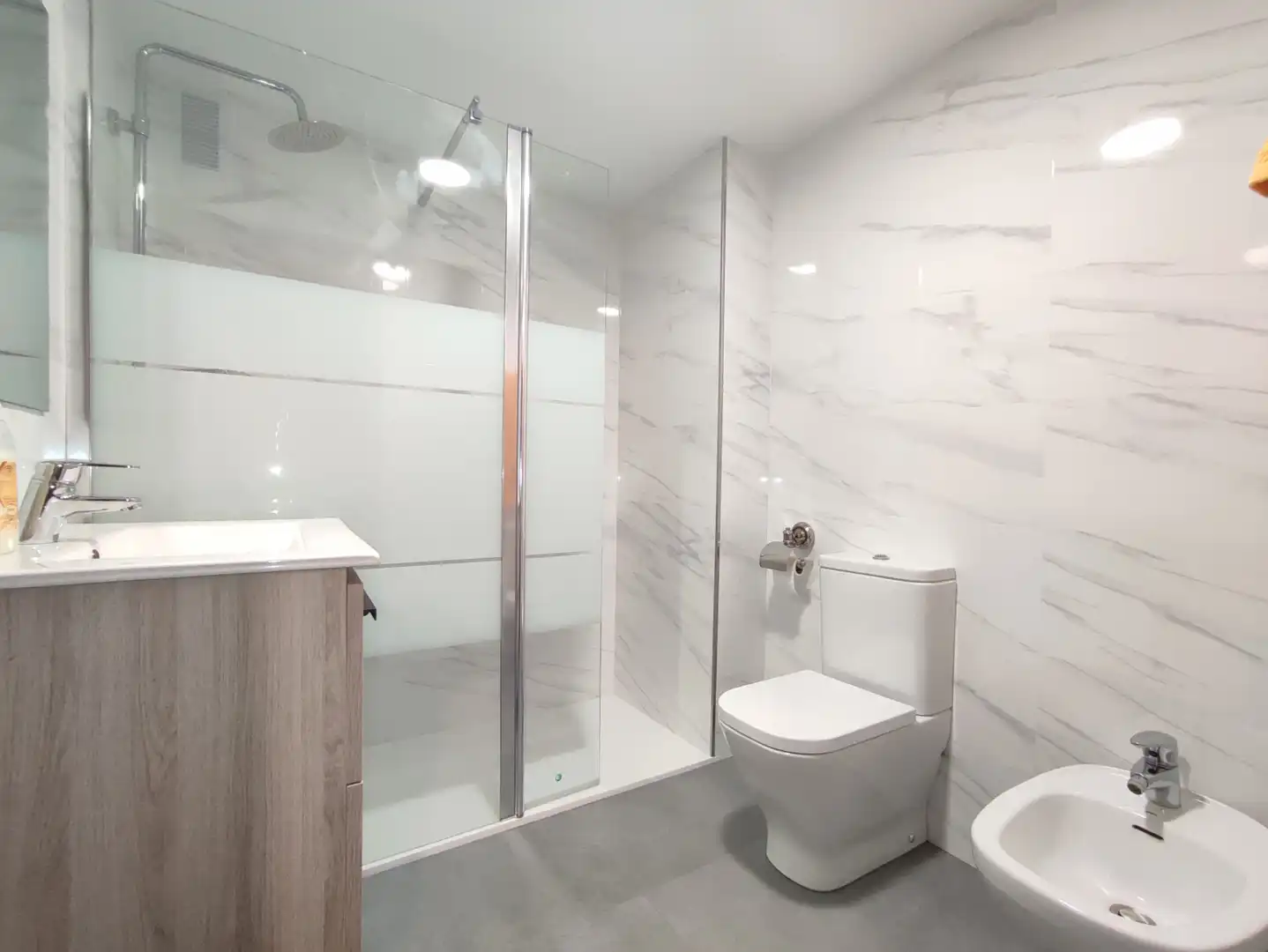 Baño de Piso de alquiler en Gijón  con Calefacción, Parquet y Amueblado