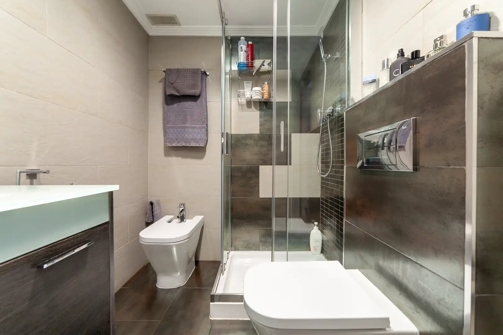 Bathroom of Flat for sale in Manises  with Air Conditioner, Heating and Oven