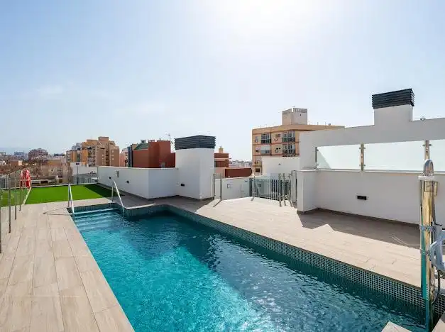 Piscina de Pis en venda en Almería amb Aire condicionat, Calefacció i Parquet