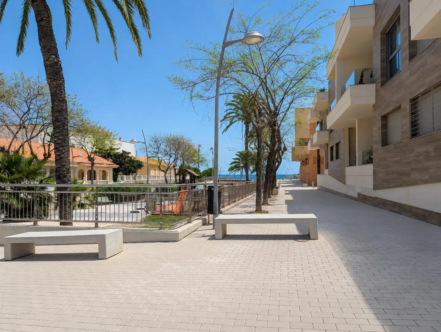 Vista exterior de Local en venda en Pilar de la Horadada amb Aire condicionat
