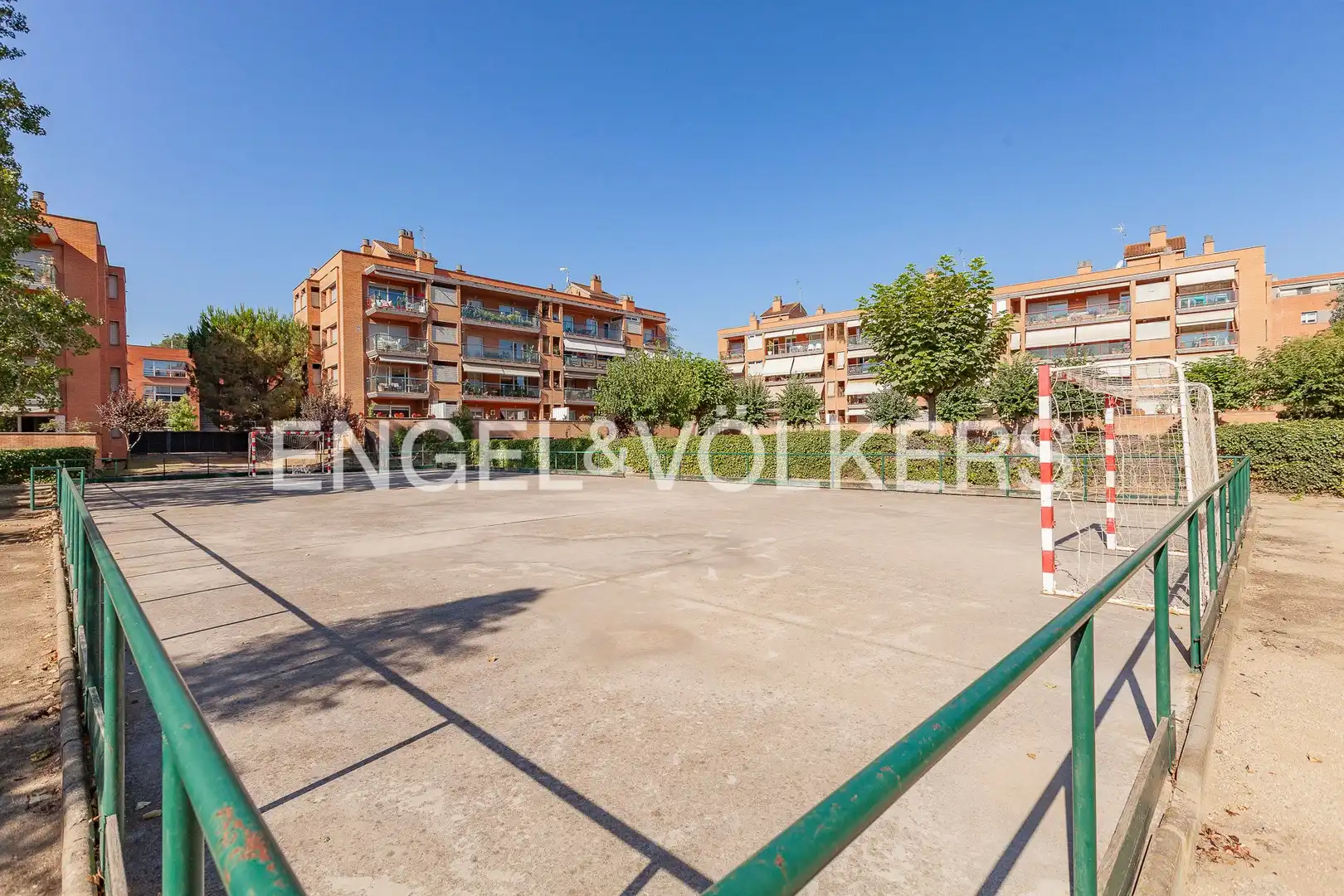 Aparcament de Pis de lloguer en Sant Cugat del Vallès amb Calefacció, Jardí privat i Parquet