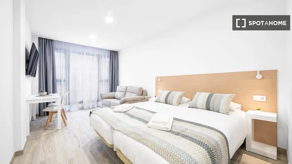 Bedroom of Apartments for share in Las Palmas de Gran Canaria  with Air Conditioner, Terrace and Furnished