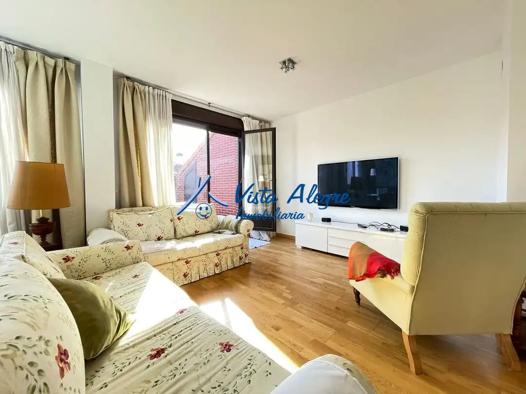 Sala de estar de Ático en venta en Haro con Calefacción, Parquet y Terraza