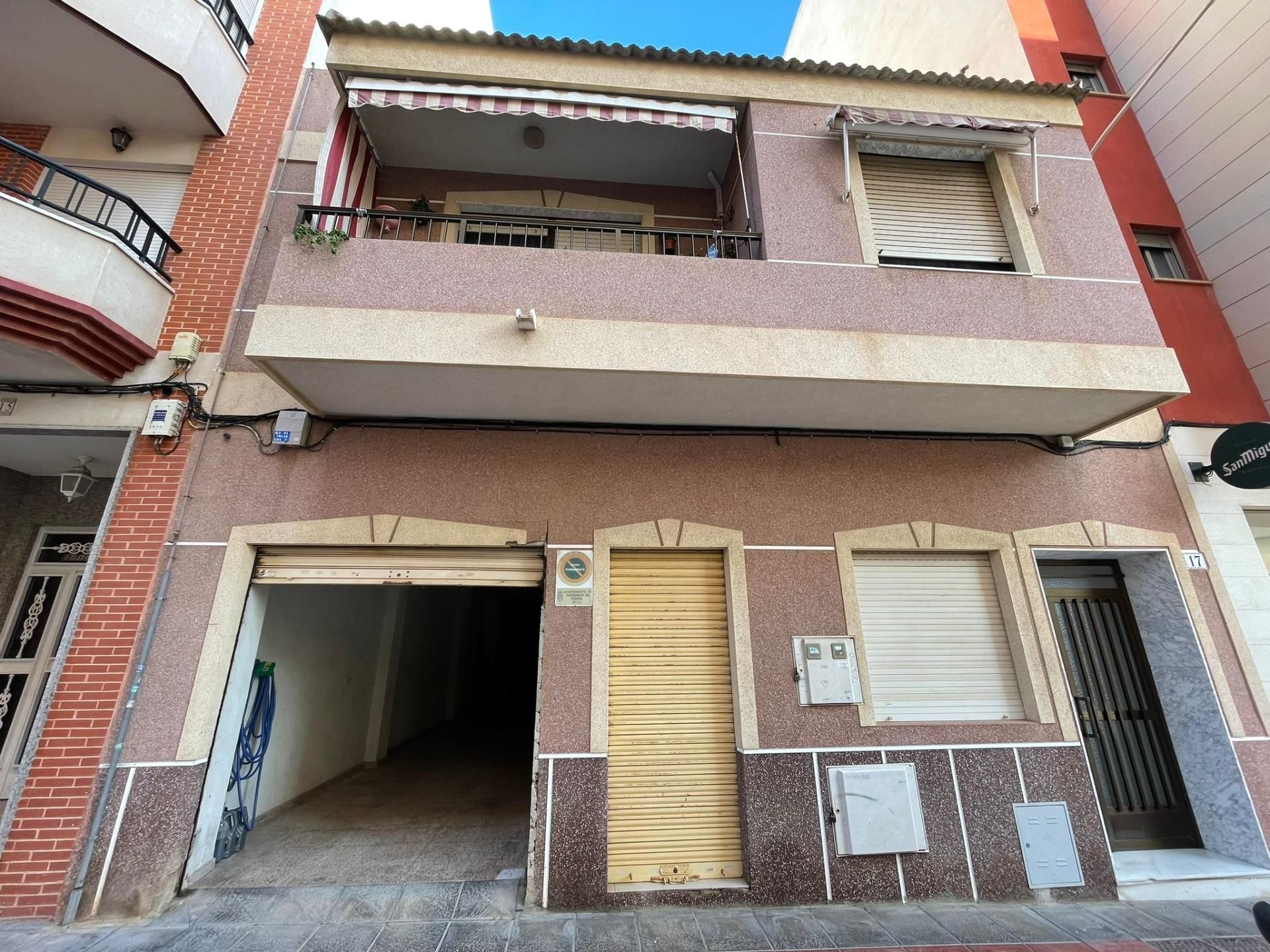Vista exterior de Casa o xalet en venda en Guardamar del Segura amb Aire condicionat, Calefacció i Jardí privat