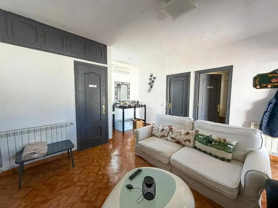 Sala d'estar de Casa o xalet en venda en Villa del Prado amb Aire condicionat i Piscina