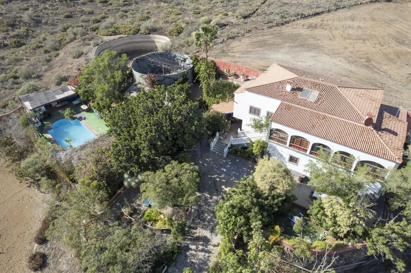 Vista exterior de Casa o xalet en venda en San Miguel de Abona amb Jardí privat, Terrassa i Piscina