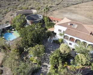 Vista exterior de Casa o xalet en venda en San Miguel de Abona amb Jardí privat, Terrassa i Piscina