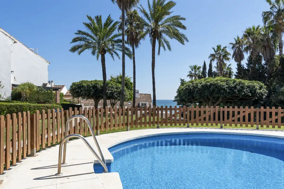 Piscina de Casa adosada en venda en Marbella amb Aire condicionat, Jardí privat i Terrassa