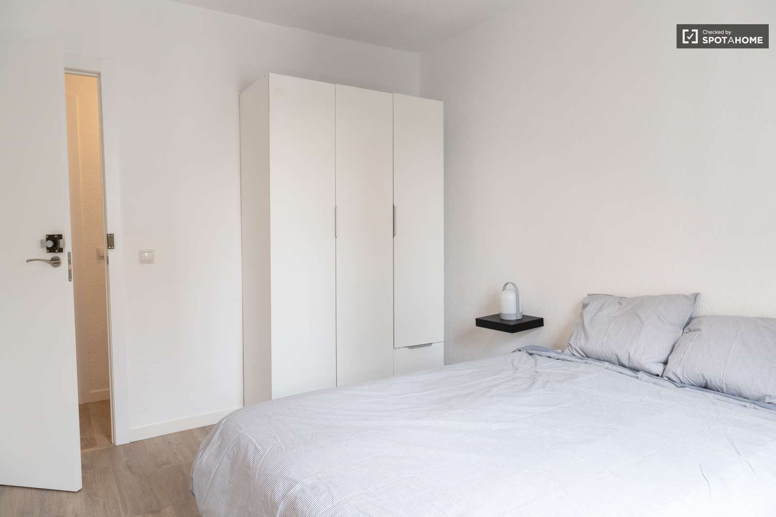 Bedroom of Flat to share in  Madrid Capital  with Air Conditioner and Terrace