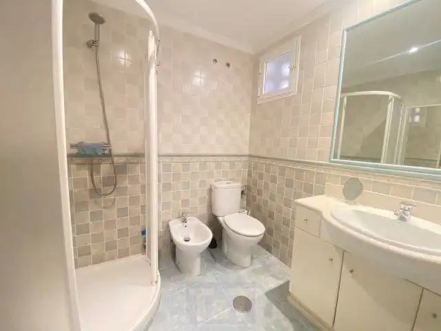 Badezimmer von Wohnungen zum Verkauf in Islantilla mit Klimaanlage, Heizung und Terrasse