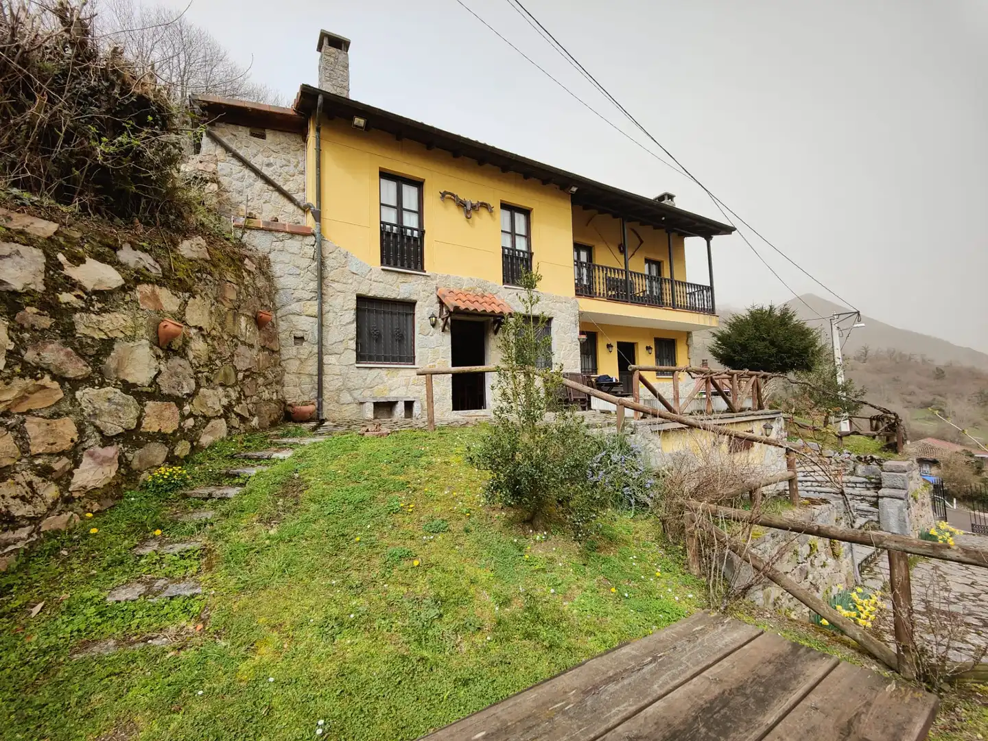 Vista exterior de Casa o chalet en venta en Quirós con Jardín privado, Amueblado y Balcón