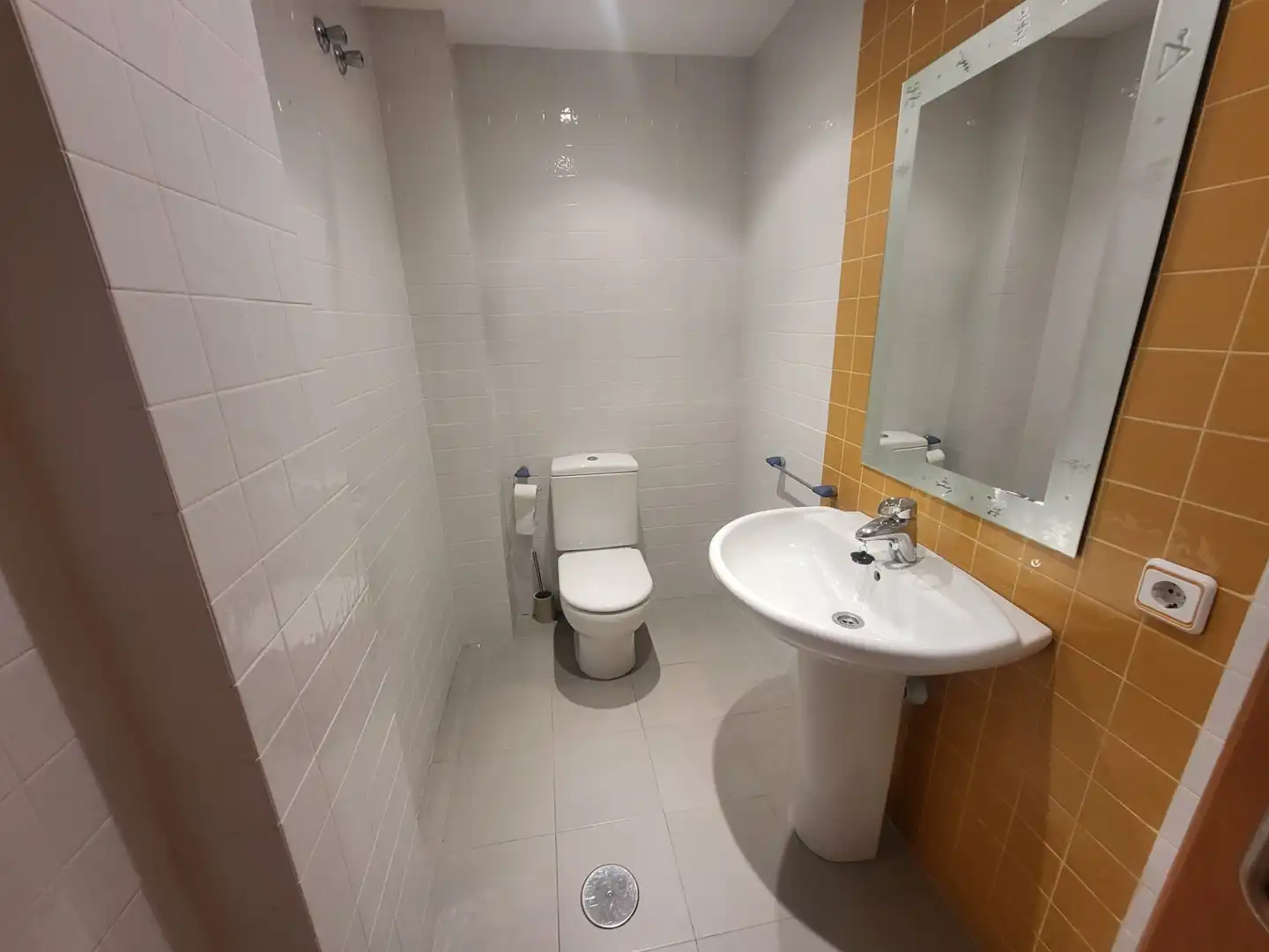Bathroom of Apartments for rent in Badajoz  with Air Conditioner, Heating and Oven