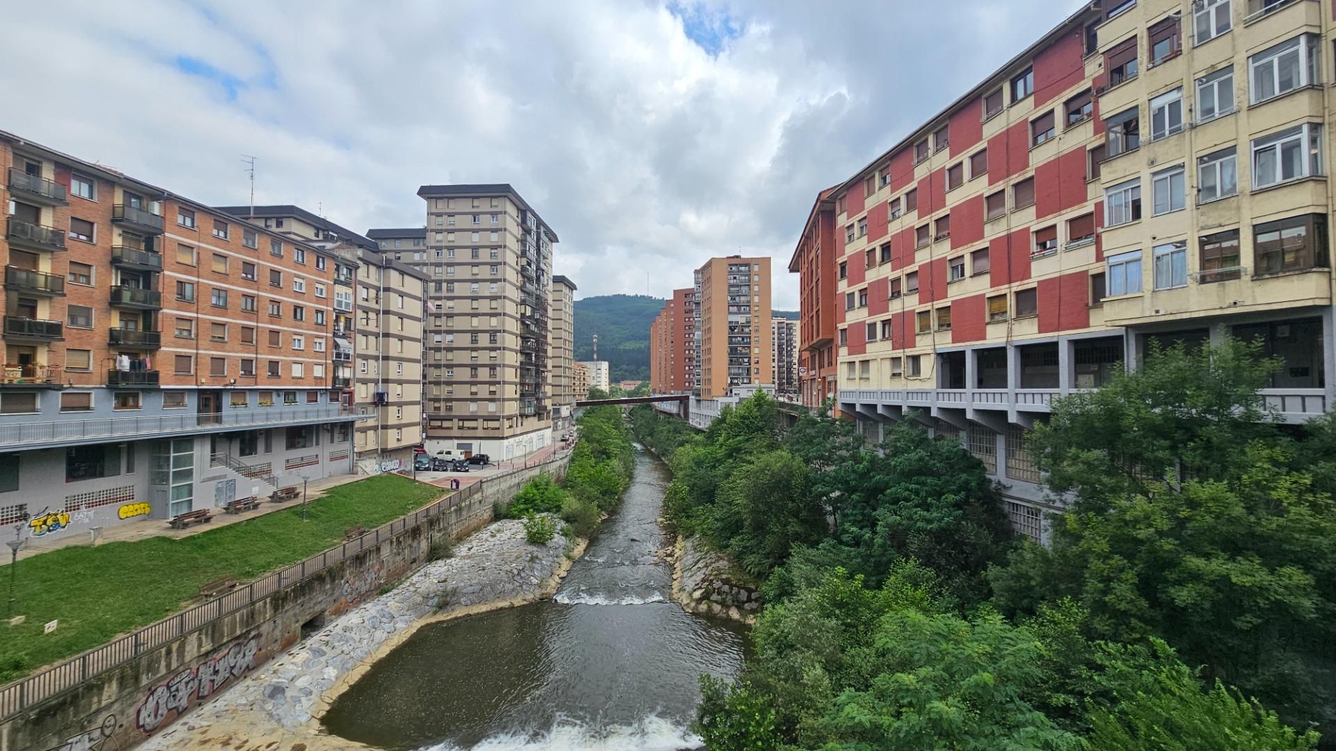 Vista exterior de Pis en venda en Basauri  amb Calefacció