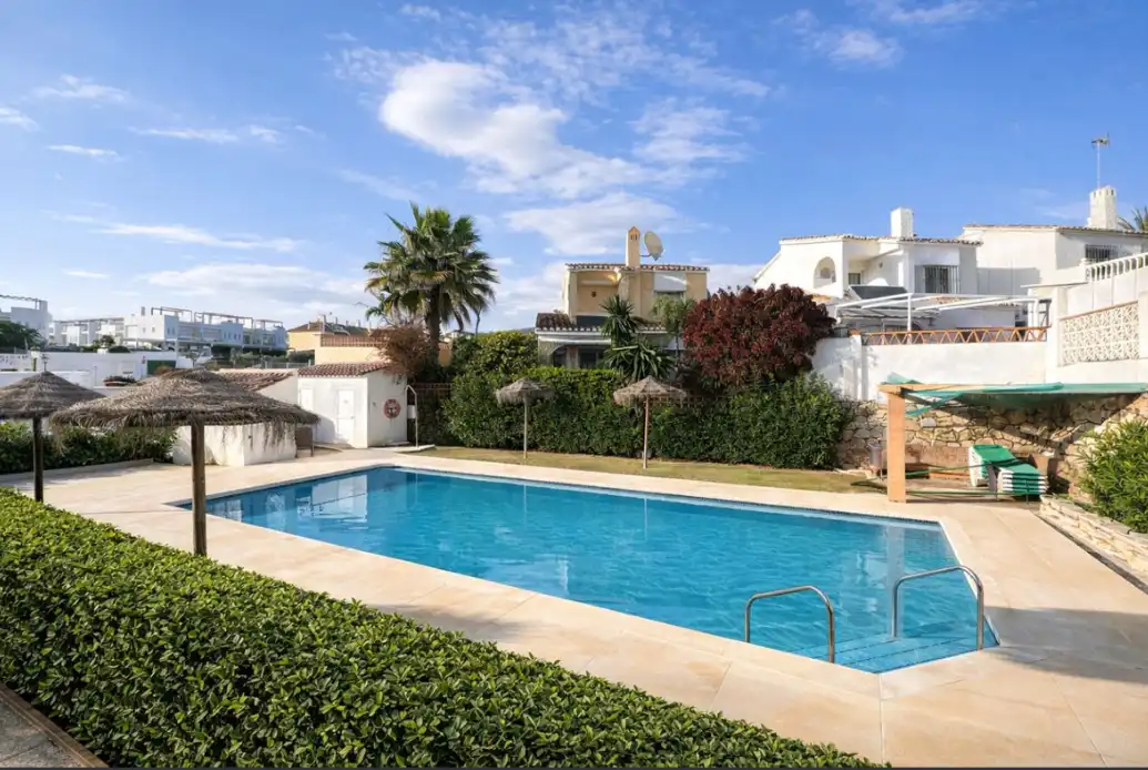 Piscina de Casa adosada en venda en Mijas amb Jardí privat, Terrassa i Traster